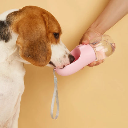 Bebedero Portátil para Perros 550ml — Botella de Agua para Paseos y Viajes